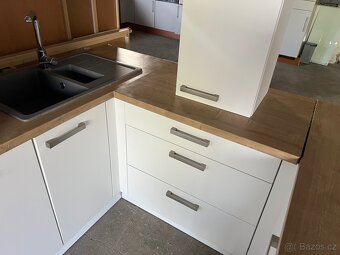 Sněhobílá kuchyn se spotřebiči - 3