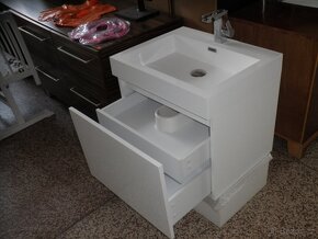 Koupelnová skříňka s umyvadlem - 3