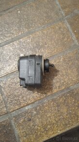 Prodám motorek ovládání světel aygo - 3