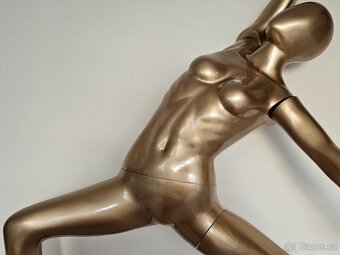 Originální zlatá figurína v jógové pozici - 3