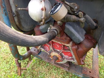 Nádrž postřikovače s HARDI čerpadlem. - 3