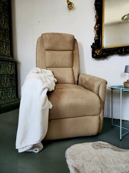 Prodám elektrické zvedací a polohovací křeslo - 3