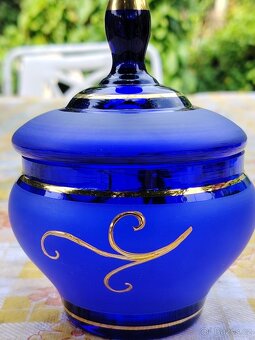 Skleněná modrá cukřenka se zlatým motivem - 3