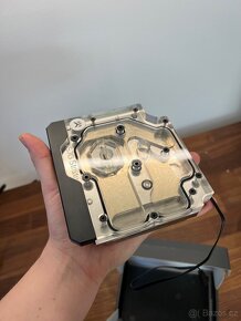 Vodní blok EK Quantum Momentum pro Asus x570 Strix - 3