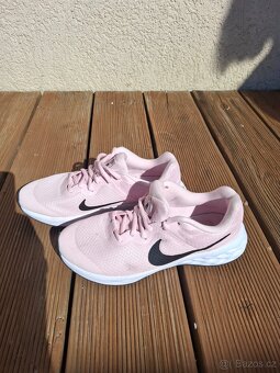 Dívčí Běžecké boty Nike Revolution vel. 37,5 EU - 3