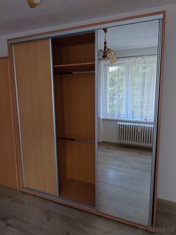 1 velká šatní skříň, 1 menší šatní skříň - 3