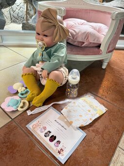 Realistická Reborm panenka s čelenkou a příslušenstvím - 3