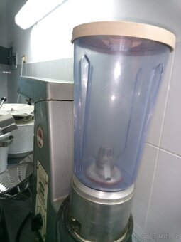 Kuchyňský robot M051 - 3