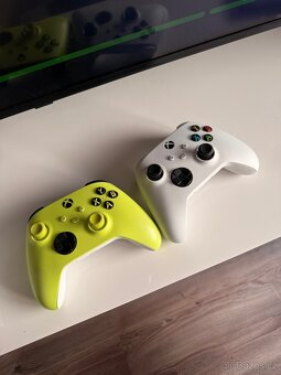 Prodám Xbox Series S + 2 ovladače - 3