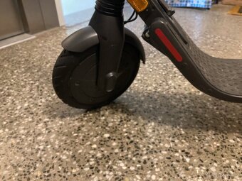 Elektrická koloběžka Ninebot by Segway E25E - 3