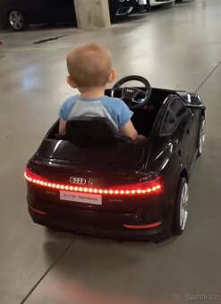 Elektrické autíčko Audi E-Tron Sportback 4x4 černé - 3