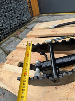 Hydraulický přidržovací palec na minibagr - 3