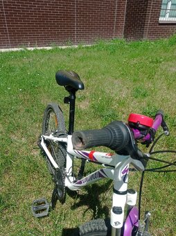 Kolo Specialized Hotrock 20 (1x6 převodů)
- 3