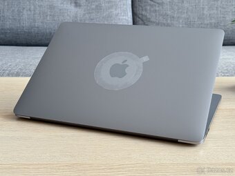 JAKO NOVÝ Apple MacBook Pro 13" - 8GB RAM / 512GB SSD - 3