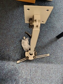 Nový nepoužitý stropní držák projektoru stavitelný - 3