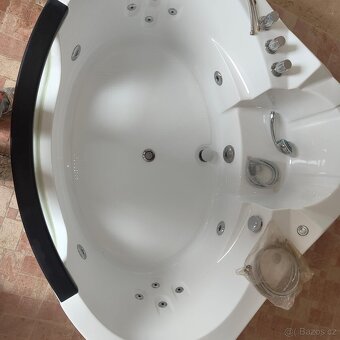 Velká hydromasážní vířivá vana - 3