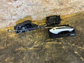 LEVÁ PŘEDNÍ KLIKA S MECHANISMEM A ZÁMKEM KEYLESS BMW F11/F10 - 3