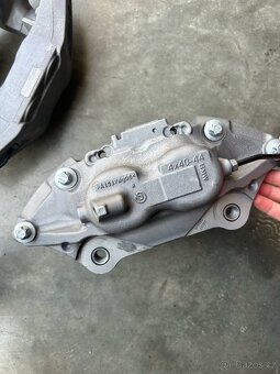 Přední čtyřpístkové brzdové třmeny Brembo - 3