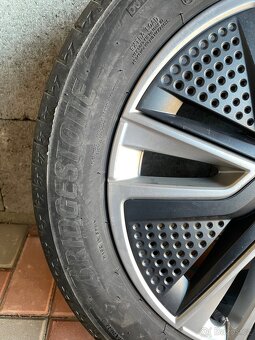 Alu kola na Fabia 4, s letními pneu 195/55 R16 s aero kryty - 3