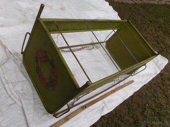 prodám hračku -plechová postýlka pro panenku - stahovací kov - 3