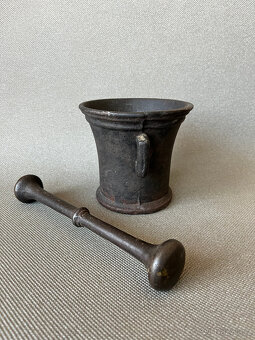 Starožitný litinový hmoždíř 11 cm s tloukem, 2.2kg - 3