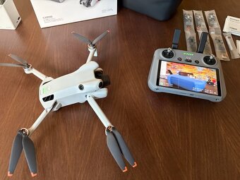 DJI Mini 4 Pro Drone Fly More Combo vč. 9× baterií + přísluš - 3