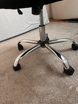 Černá kancelářská židle – otočná, kolečka, síťovaný opěrák - 3