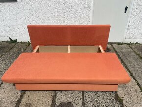 Oranžový rozkládací gauč s úložným prostorem - 3