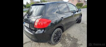 Auris Toyota 1.6 benzin černý - 3