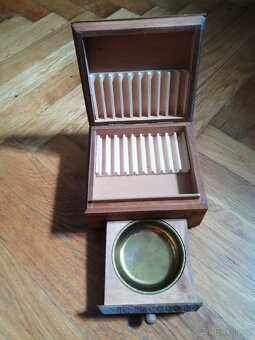 Schránka na cigarety s popelnikem. - 3