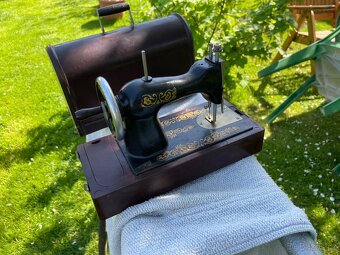 Šicí stroj starý cestovní - 3
