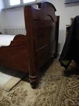 Dřevěná postel. - 3