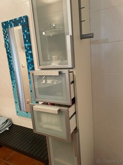 Koupelnova prosklena skrin - 3