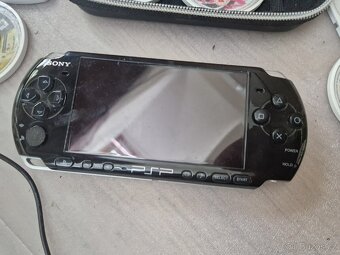 PSP v dobrém stavu + kryt + adaptér + hry - 3