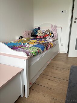 Postel s nočním stolkem - 3