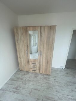 Prodám dvě skříně - 3