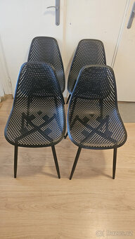 Set of 4 Plastic Chairs – Like New - 3