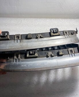 Chromové ledvinky BMW E90/E91 LCI - originál - 3