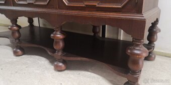 Starožitná celomasivní komoda na nožkách - 3