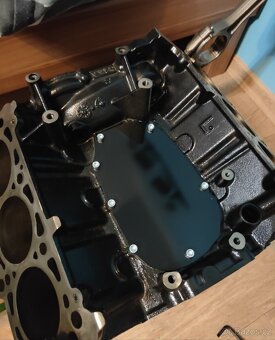 Stůl z motoru V6 - 3