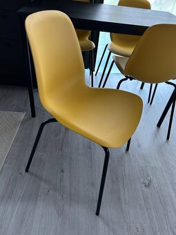 Ikea jídelní stůl SANDSBERG a 4 plastové jídelní židle Ikea - 3