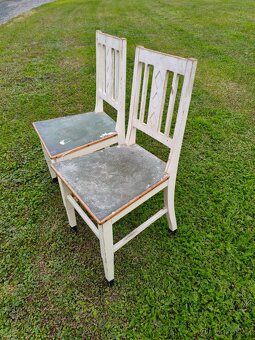 Starě bílé celodřevěné židle - 3