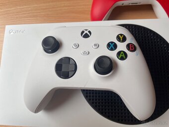 Xbox Series S + 2 ovladače - 3