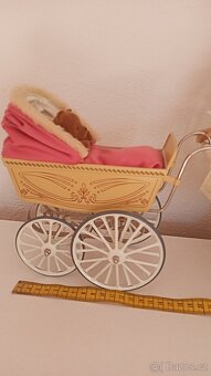 Panenka se starodávným kočárkem - 3