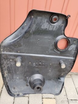 Kryt motoru VW Golf IV - 3