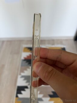 Průhledný obal na iPhone 13. - 3