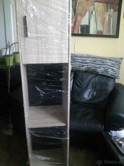 Závěsná obývací stěna s osvětlením, skleněné police - 3