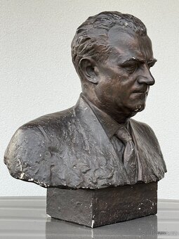 Dobová sádrová busta K. Gottwald VELKÁ - 3
