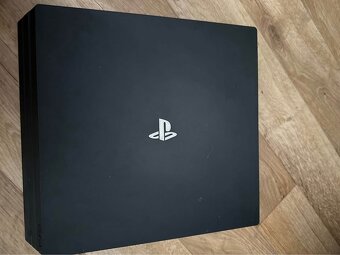 PS4 Pro 1TB + 2 ovladače + hry,sluchátka, taška - 3