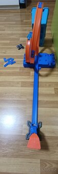 Hot Wheels dráha se dvěmi autíčky - 3